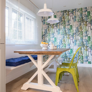 Imagen de comedor de cocina tradicional renovado, de tamaño medio, con suelo de madera clara, suelo marrón y paredes multicolor