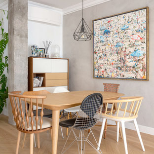 Ejemplo de comedor actual, abierto, con paredes grises, suelo de madera clara y suelo beige