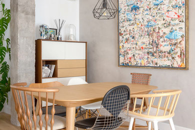 Immagine di una sala da pranzo aperta verso il soggiorno contemporanea con pareti grigie, parquet chiaro e pavimento beige