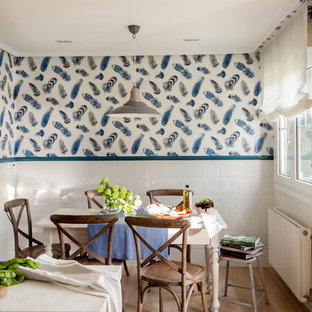 Diseño de comedor de cocina tradicional renovado con paredes blancas, suelo de madera clara y suelo marrón