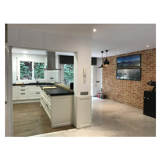 Cocina en el salón de una vivienda unifamiliar - Ecléctico - Escalera -  Barcelona - de Punt de Vista