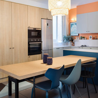 Foto di una sala da pranzo aperta verso la cucina design di medie dimensioni con pareti arancioni e pavimento con piastrelle in ceramica