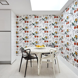 Ejemplo de comedor de cocina contemporáneo, de tamaño medio, sin chimenea, con paredes multicolor, suelo de baldosas de porcelana y suelo beige