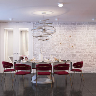 Foto di una grande sala da pranzo aperta verso il soggiorno classica con pareti beige, pavimento in marmo, camino bifacciale e pavimento nero