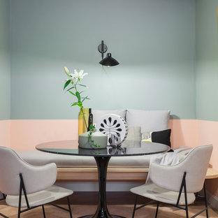 Foto de comedor de cocina nórdico, de tamaño medio, con paredes rosas y suelo de madera en tonos medios