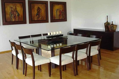 Diseño de comedor contemporáneo grande abierto con paredes blancas y suelo de madera clara