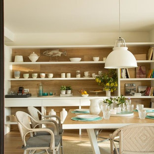 Modelo de comedor marinero, de tamaño medio, con paredes blancas