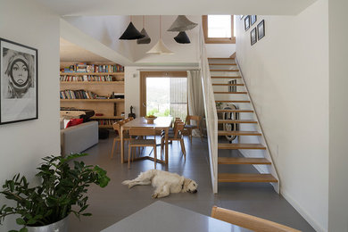 Источник вдохновения для домашнего уюта: большая гостиная-столовая в современном стиле с белыми стенами, полом из керамогранита и серым полом без камина