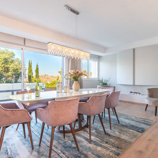 Ejemplo de comedor actual, grande, con paredes grises, suelo de madera en tonos medios y suelo marrón