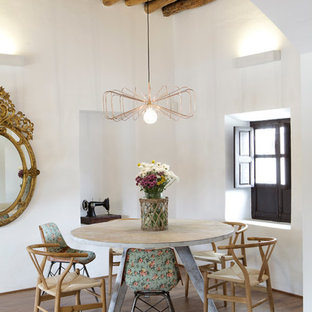Esempio di una sala da pranzo aperta verso il soggiorno mediterranea di medie dimensioni con pareti bianche, pavimento in legno massello medio e nessun camino