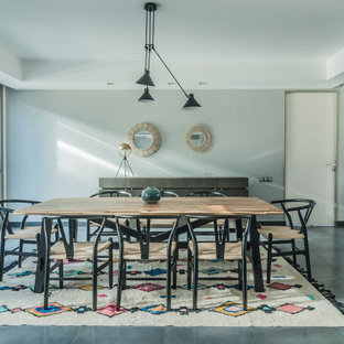 Foto de comedor contemporáneo con paredes grises y suelo gris