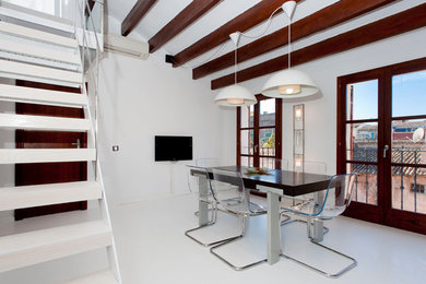 This is an example of a contemporary dining room in Palma de Mallorca.