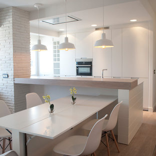 Diseño de comedor de cocina marinero, de tamaño medio, con paredes blancas, suelo laminado y suelo beige