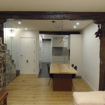 Duplex con viga de madera y piedra