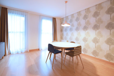 Ejemplo de comedor moderno grande abierto con paredes beige y suelo de madera en tonos medios