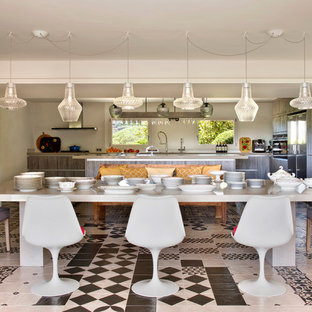 Modelo de comedor de cocina ecléctico con paredes beige y suelo multicolor