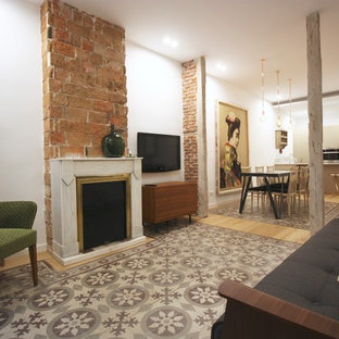 Diseño de comedor bohemio, abierto, con paredes blancas y chimenea tradicional