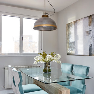 Foto de comedor contemporáneo con paredes grises, suelo de madera clara y suelo gris