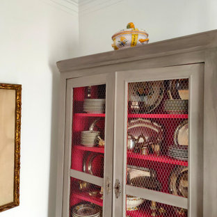 Inspiration för en mellanstor vintage separat matplats, med flerfärgade väggar, mellanmörkt trägolv och en standard öppen spis