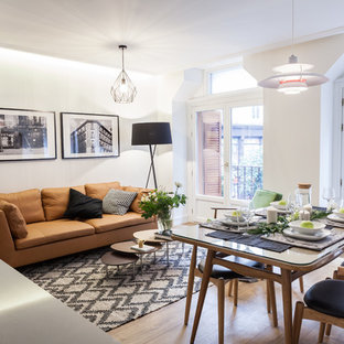 Diseño de comedor contemporáneo, de tamaño medio, abierto, sin chimenea, con paredes blancas, suelo de madera en tonos medios y suelo marrón