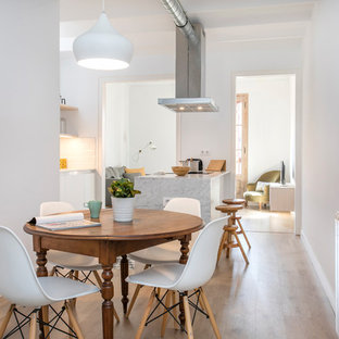 Ejemplo de comedor de cocina contemporáneo, de tamaño medio, sin chimenea, con paredes blancas, suelo marrón y suelo de madera clara