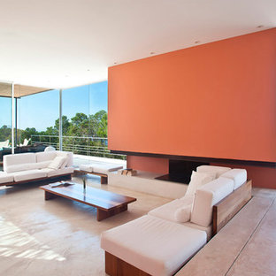 Modelo de comedor mediterráneo, grande, abierto, con suelo de cemento, chimenea lineal y suelo gris