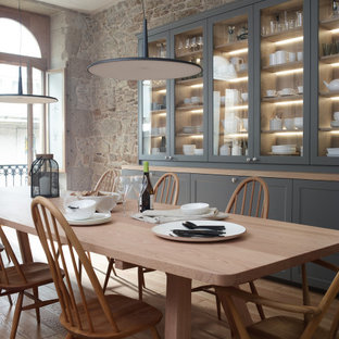 Diseño de comedor tradicional renovado, grande, con paredes grises, suelo de madera en tonos medios y suelo beige