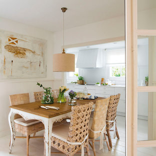 Diseño de comedor de cocina costero, de tamaño medio, con paredes beige, suelo de madera clara y suelo beige