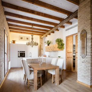 Foto de comedor de cocina tradicional renovado, de tamaño medio, sin chimenea, con paredes blancas, suelo de madera en tonos medios y suelo marrón