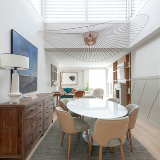 Diseño de comedor nórdico, abierto, sin chimenea, con paredes blancas y suelo de madera clara