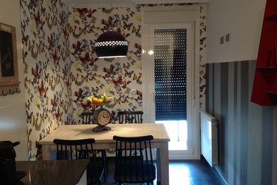 Idées déco pour une petite salle à manger ouverte sur la cuisine contemporaine avec un mur multicolore et un sol en carrelage de céramique.