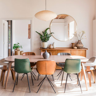 Ejemplo de comedor mediterráneo, cerrado, sin chimenea, con paredes blancas, suelo de madera clara y suelo beige