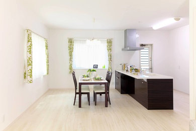 Идея дизайна: большая кухня-столовая в стиле модернизм с белыми стенами и бежевым полом
