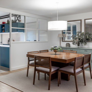 Diseño de comedor de cocina contemporáneo, de tamaño medio, con paredes blancas y suelo beige