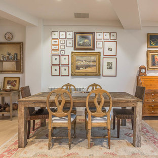 Imagen de comedor de estilo de casa de campo, cerrado, con paredes blancas, suelo de madera clara y suelo beige