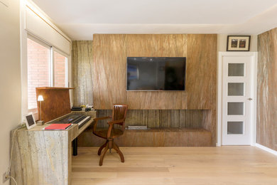 Imagen de comedor exótico de tamaño medio cerrado con paredes grises, suelo de madera clara, chimenea lineal y suelo blanco