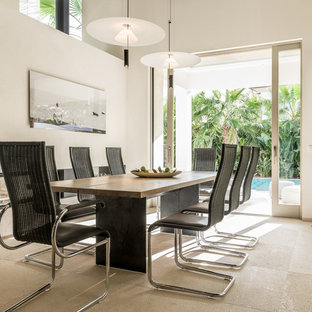 Foto de comedor marinero con paredes blancas, chimenea de doble cara y suelo beige