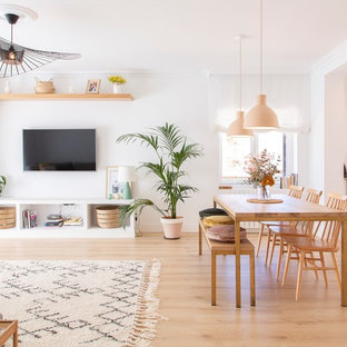 Imagen de comedor actual, grande, con paredes blancas, suelo de madera clara y suelo beige