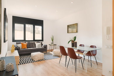 Foto di una sala da pranzo aperta verso il soggiorno contemporanea di medie dimensioni con pareti bianche, pavimento beige e parquet chiaro