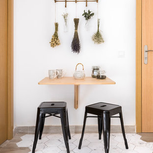 Ejemplo de comedor tropical, pequeño, sin chimenea, con paredes blancas y suelo multicolor