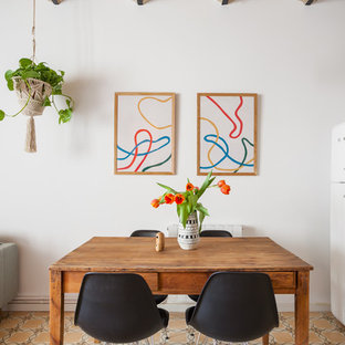 Modelo de comedor mediterráneo, pequeño, abierto, sin chimenea, con paredes blancas y suelo multicolor
