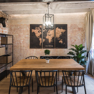 Diseño de comedor urbano, sin chimenea, con suelo de madera clara