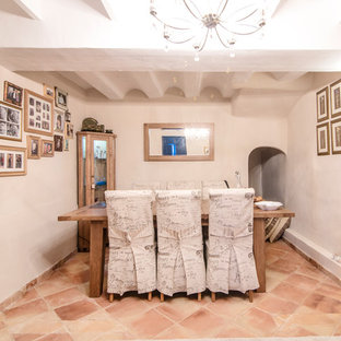 Foto de comedor mediterráneo, cerrado, con paredes blancas, suelo de baldosas de terracota y suelo marrón