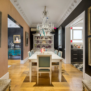 Diseño de comedor ecléctico, grande, abierto, sin chimenea, con paredes multicolor, suelo de madera en tonos medios y suelo marrón