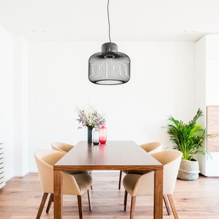 Foto de comedor nórdico, de tamaño medio, abierto, con paredes blancas, suelo de madera en tonos medios y suelo marrón