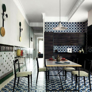 Foto de comedor de cocina sin chimenea con paredes grises y suelo multicolor