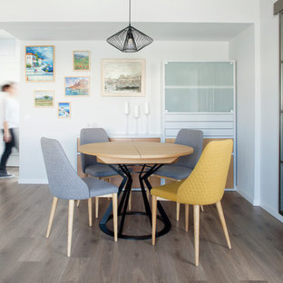 Diseño de comedor nórdico, sin chimenea, con paredes blancas y suelo de madera en tonos medios