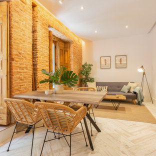 Ejemplo de comedor tropical con paredes blancas, suelo de madera clara y suelo beige