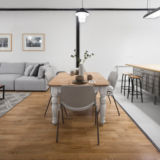 Ejemplo de comedor contemporáneo, abierto, con paredes blancas, suelo de madera en tonos medios y suelo marrón