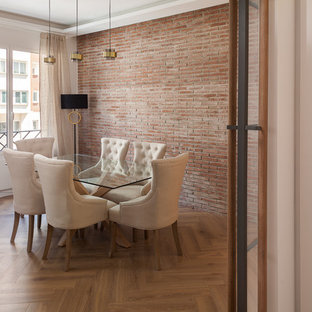 Diseño de comedor actual, abierto, con paredes blancas, suelo de madera en tonos medios y suelo beige